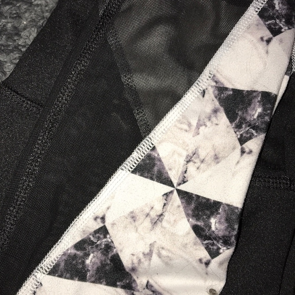 Black/marble printed leggings with mesh